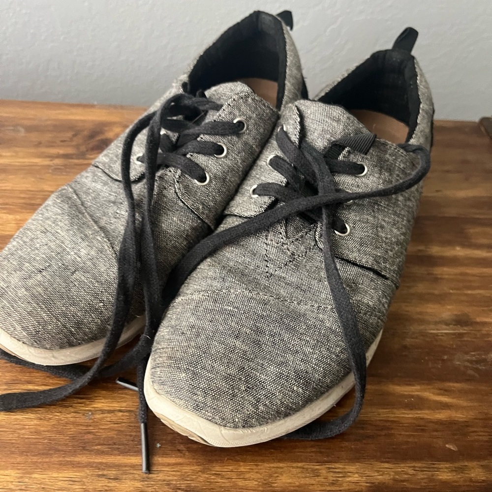 Toms tennis shoes